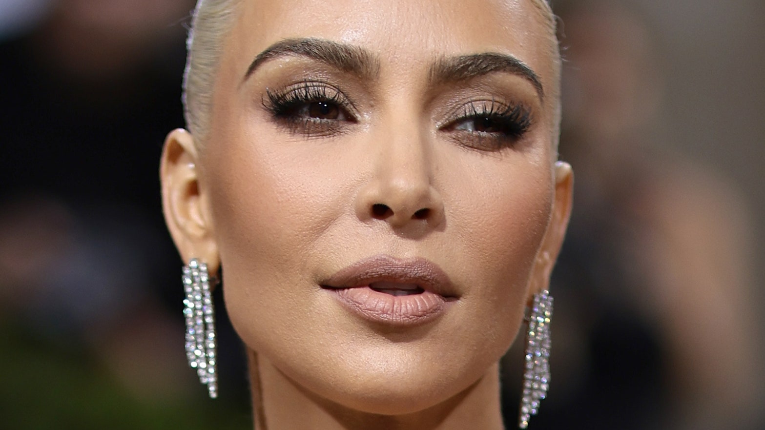 wp header logo 21 Kim Kardashian nega il filler labbra, alle guance o extension alle ciglia e dice che ha standard di bellezza «raggiungibili» - Vanity Fair Italia