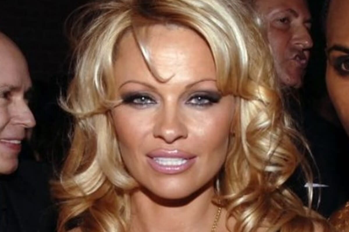 wp header logo 39 Pamela Anderson, sosia: donna spende più di 50mila dollari per somigliarle - Yahoo Finanza